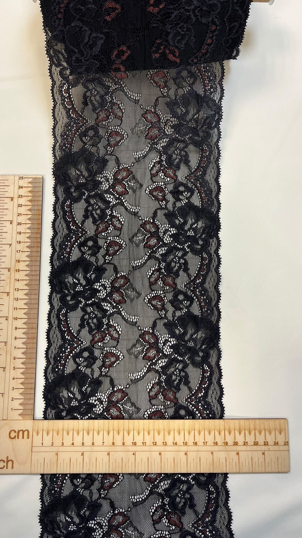 Image of 19 cm elastic lace, black with dark red accents – available online at Šarlotes audumi