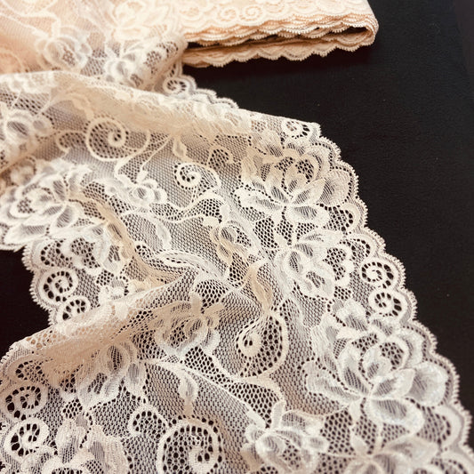 Attēls ar Elastīgā mežģīne 20 cm - krēmbrulē – pieejams Šarlotes audumi