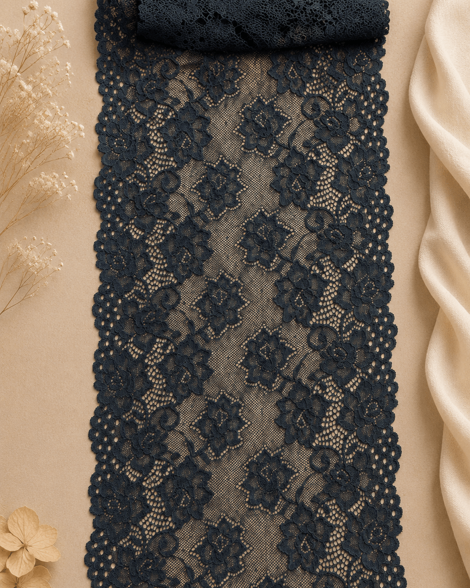 Image avec dentelle élastique 20 cm-noir nuit, disponible en ligne chez Šarlotes audumi