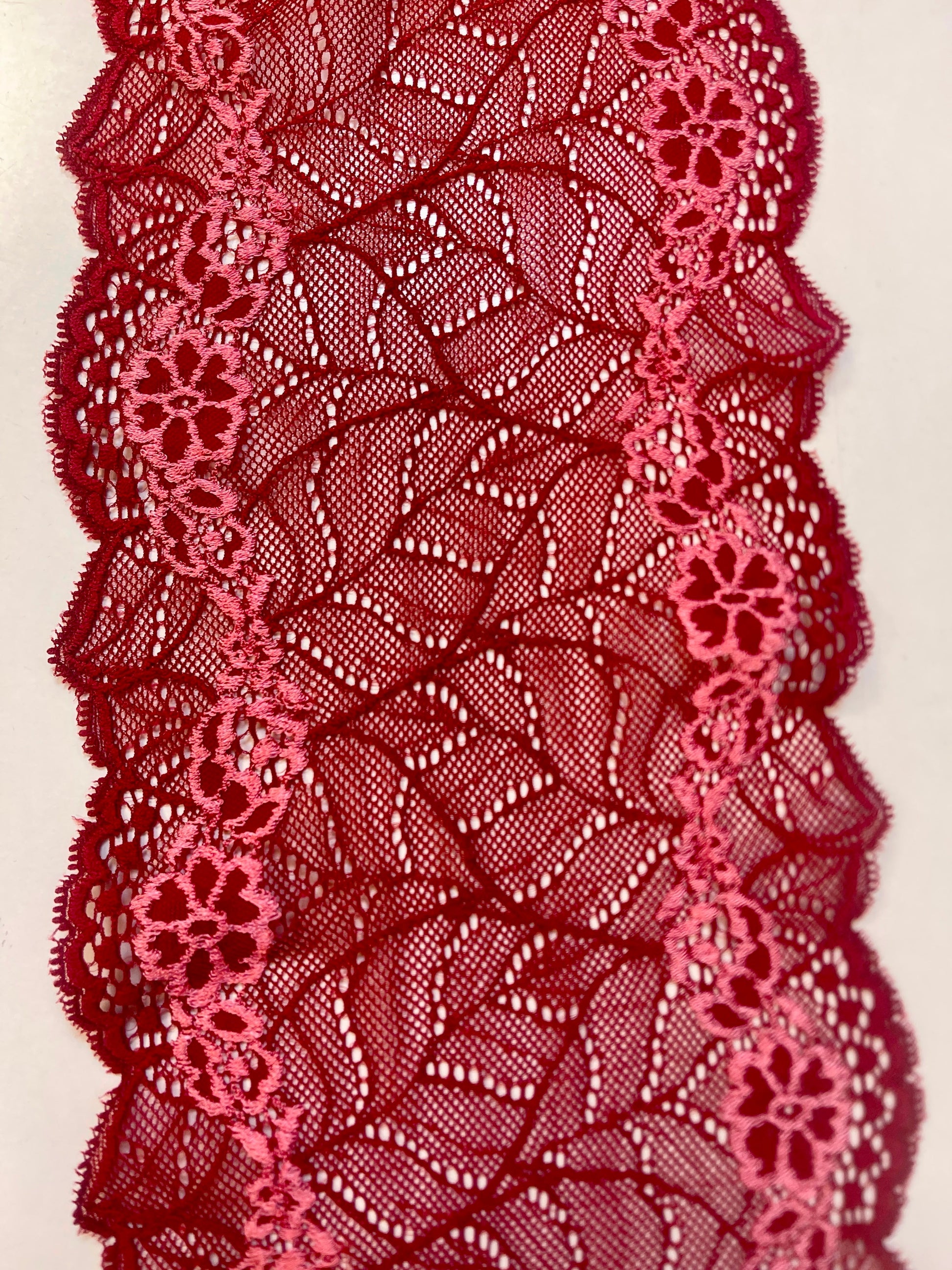 Image de dentelle extensible 20 cm, rouge avec des accents clairs – disponible en ligne chez Šarlotes audumi