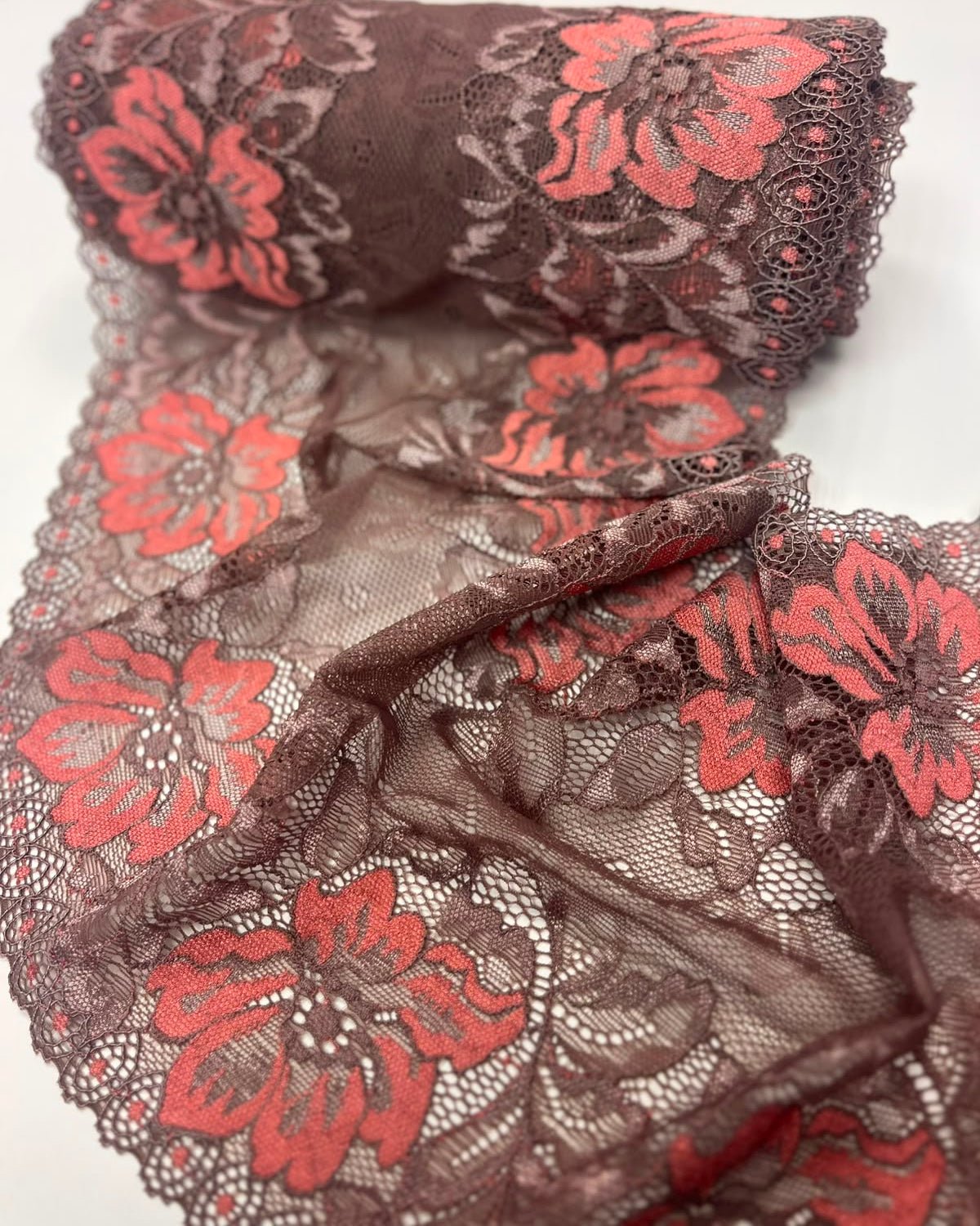 Image de dentelle élastique 22 cm-brune à fleurs orange – disponible en ligne chez Šarlotes audumi