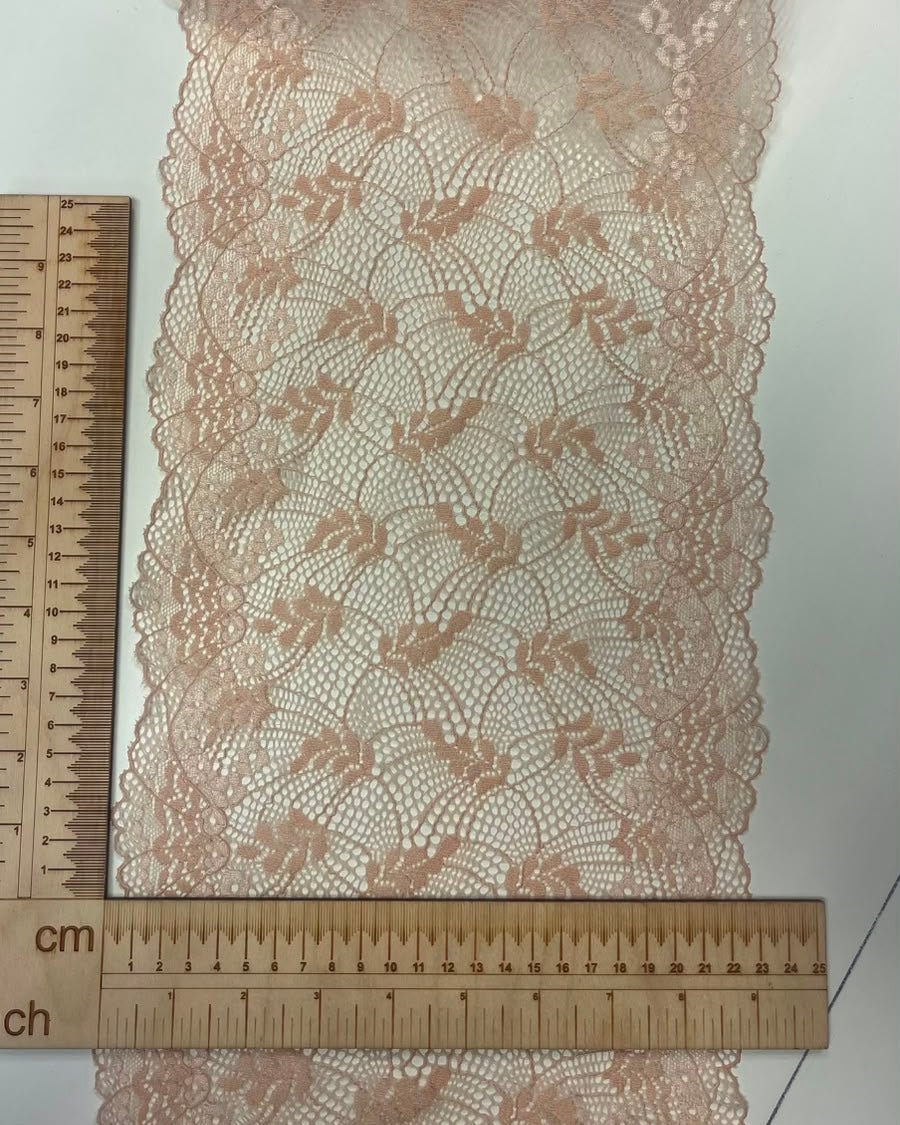 Image de dentelle élastique 23 cm – ton pêche doux – disponible en ligne chez Šarlotes audumi