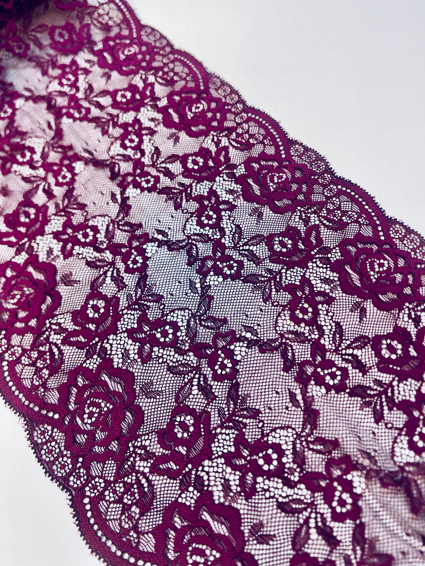 Image avec dentelle élastique 24 cm-prune violette – disponible en ligne chez les tissus de Charlotte