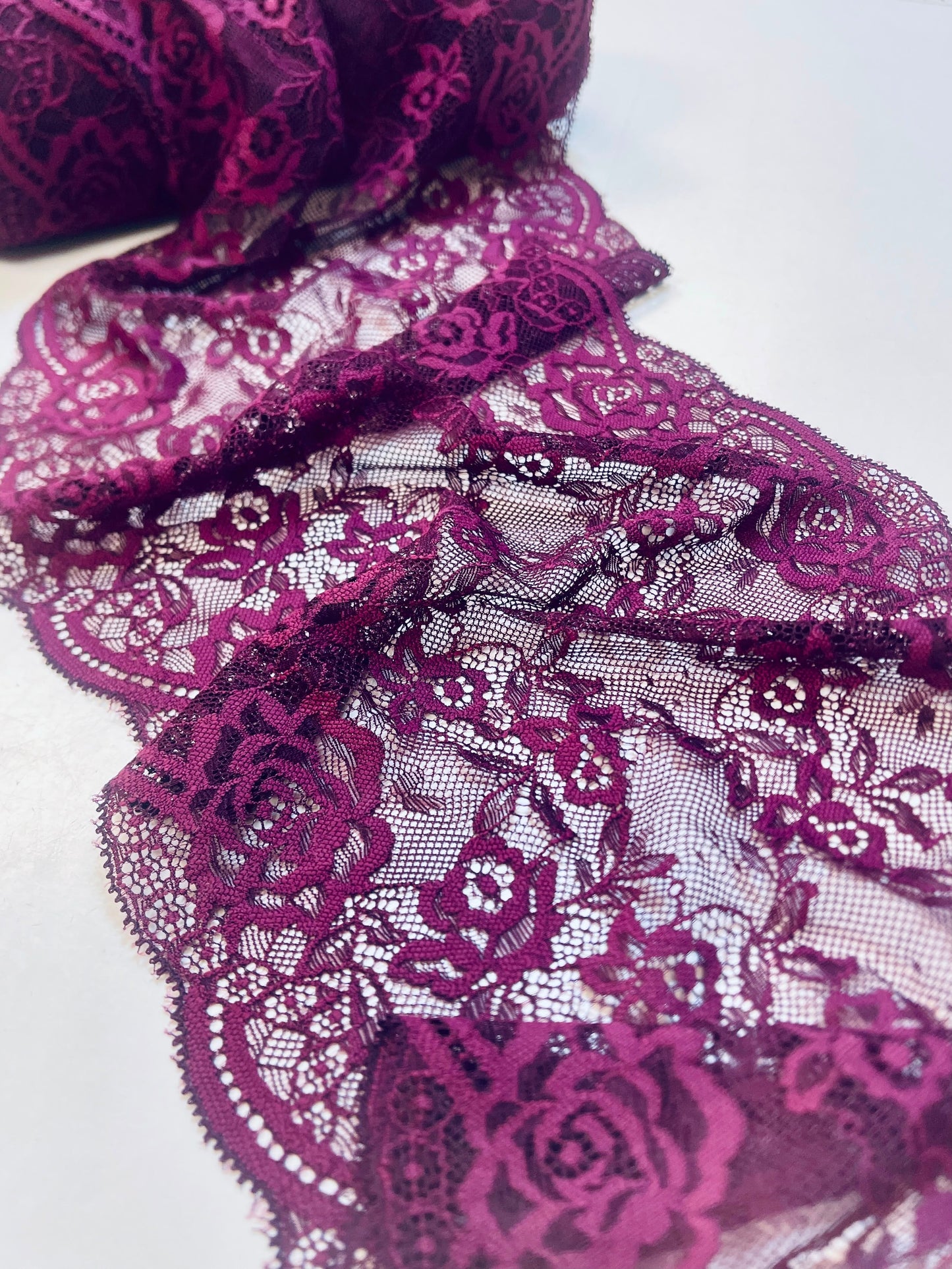 Image de dentelle élastique 24 cm, prune violette – disponible en ligne chez Šarlotes audumi