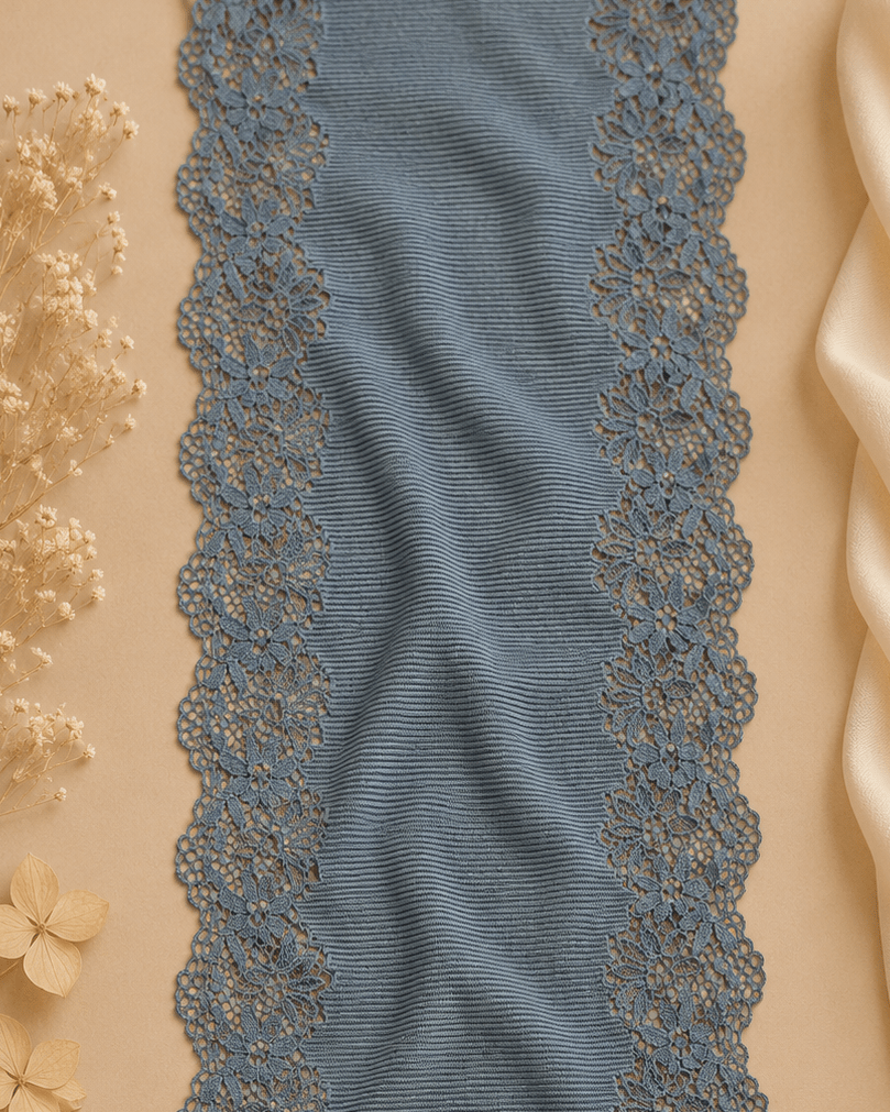 Image d'une dentelle élastique 25 cm bleu pigeon-gris – disponible en ligne chez Šarlotes audumi
