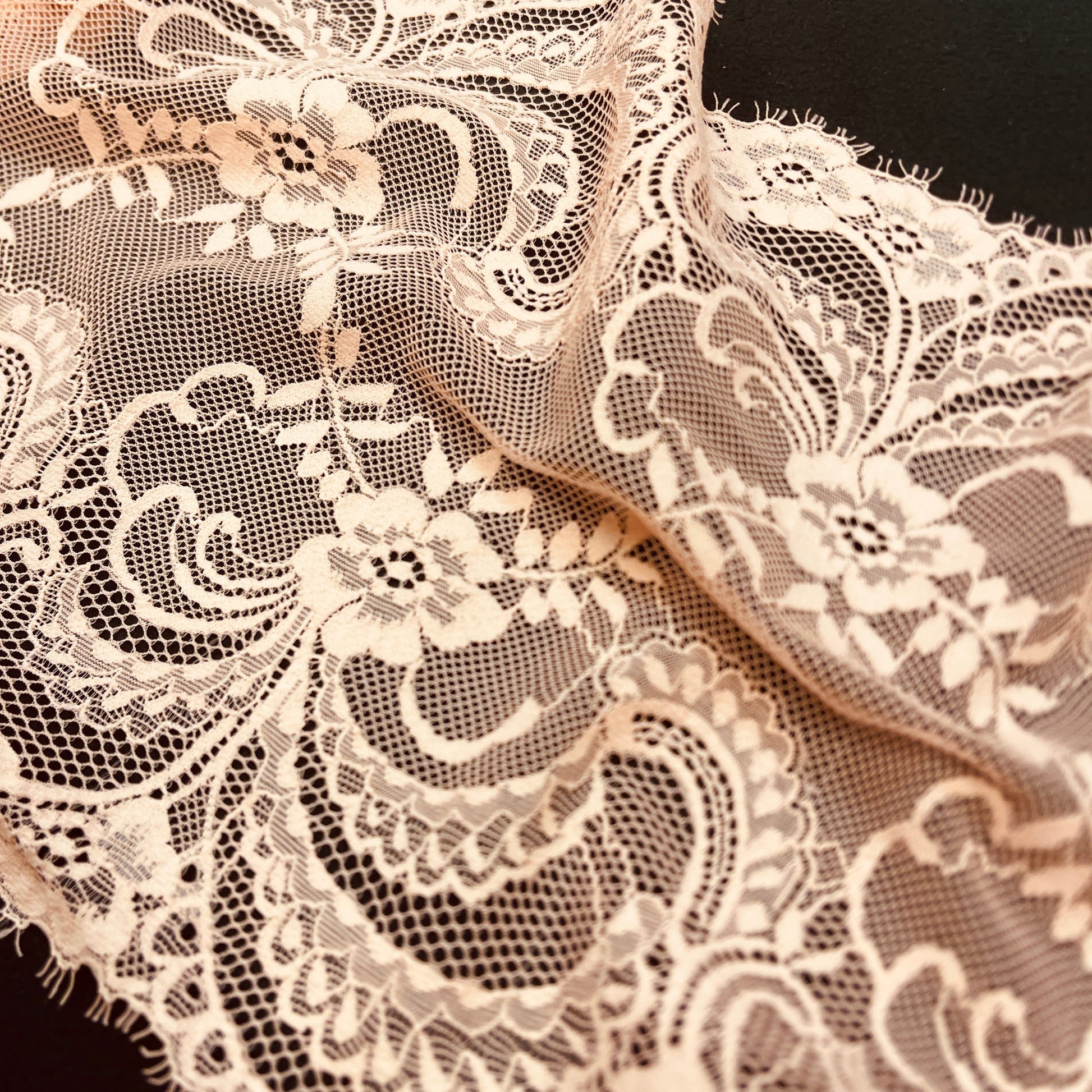 Image of Elastic Lace 25 cm - salmon pink – available at Šarlotes audumi