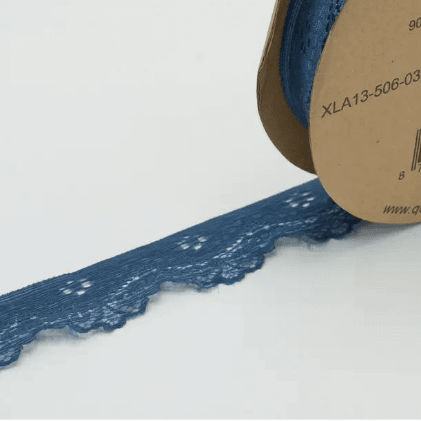 Attēls ar Elastīgā mežģīne 3,5 cm - dūmakaini zils – pieejams Šarlotes audumi