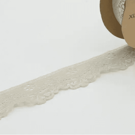 Image avec dentelle élastique 3,5 cm - sable – disponible chez Šarlotes audumi