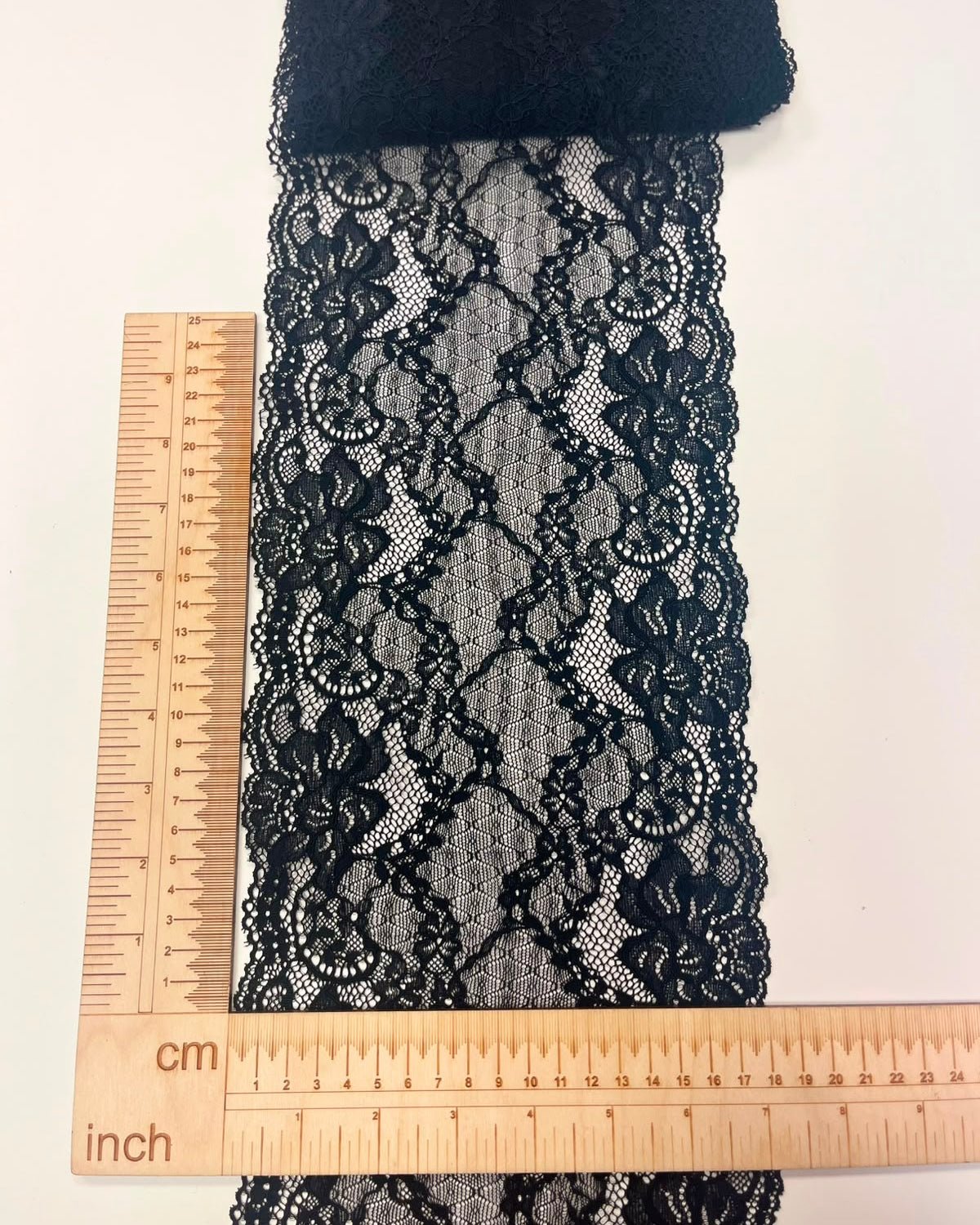 Image de dentelle fine élastique 18 cm - noire, disponible en ligne chez Šarlotes audumi