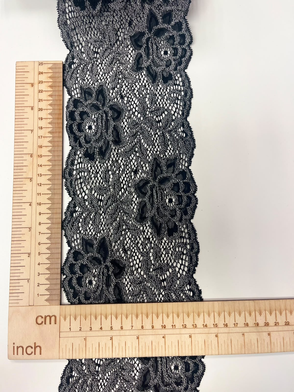 Image avec dentelle fleurie extensible 14 cm noire et grise – disponible en ligne chez Šarlotes audumi