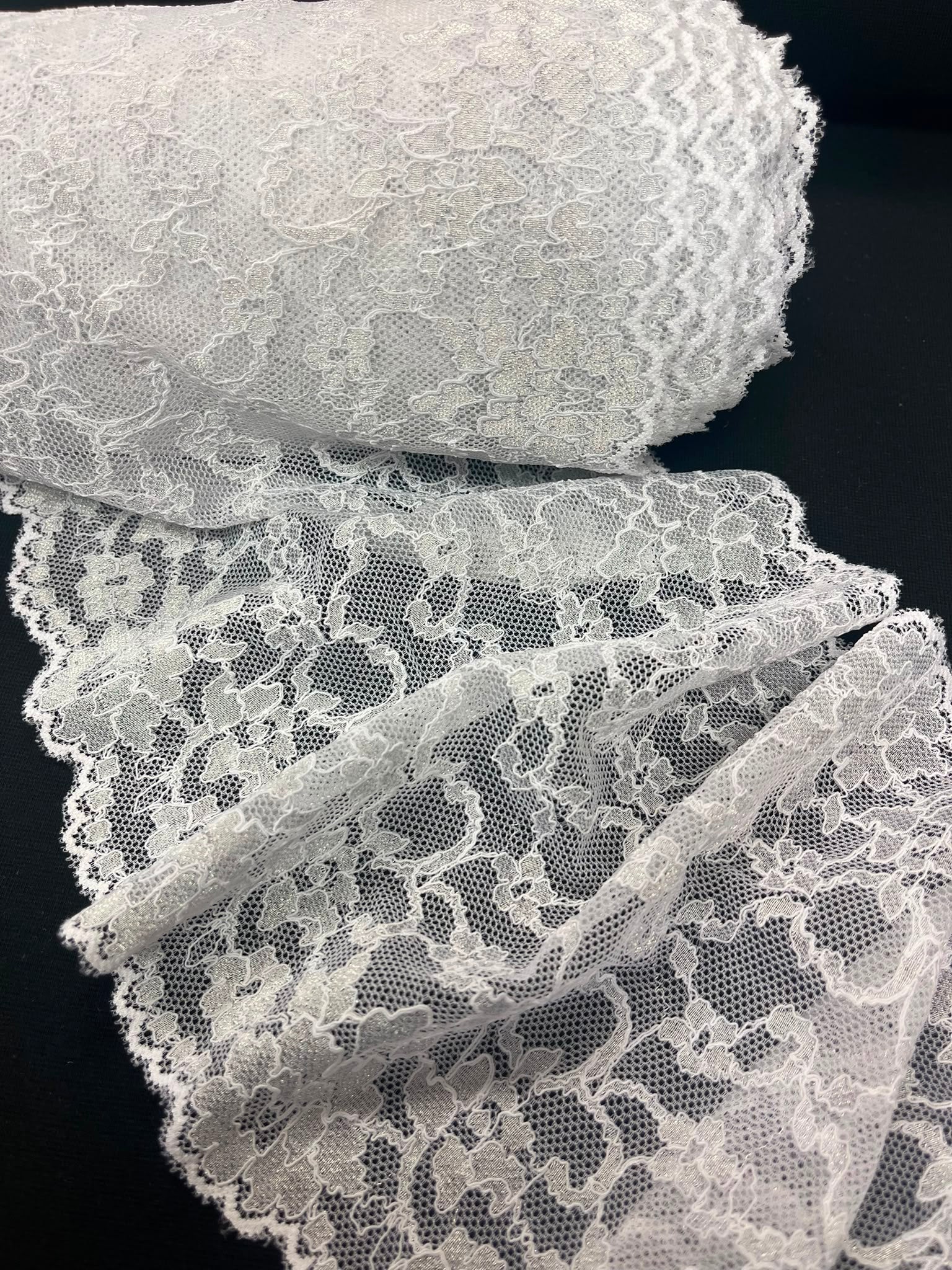 Image avec dentelle florale souple 18 cm, blanche avec argent – disponible en ligne chez Šarlotes audumi
