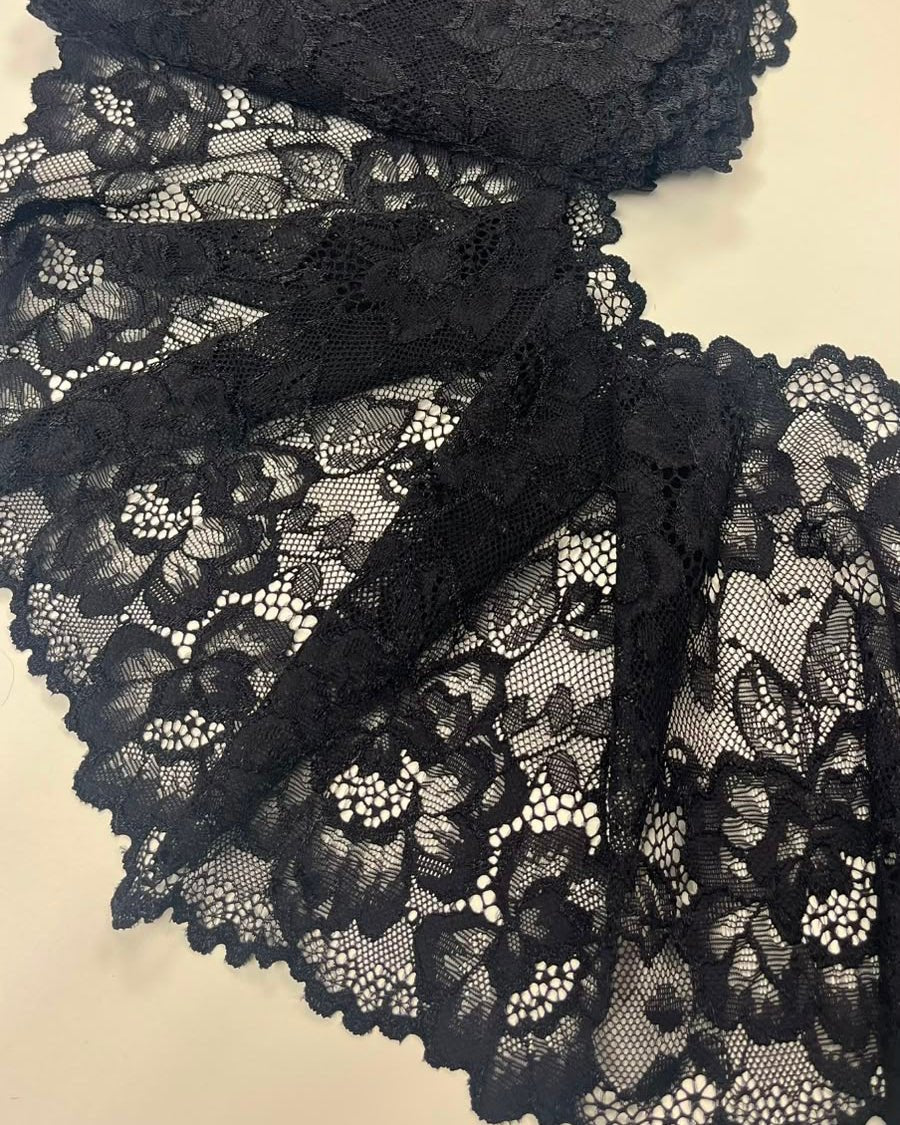 Image de dentelle florale élastique 18 cm-noire – disponible en ligne chez Šarlotes audumi