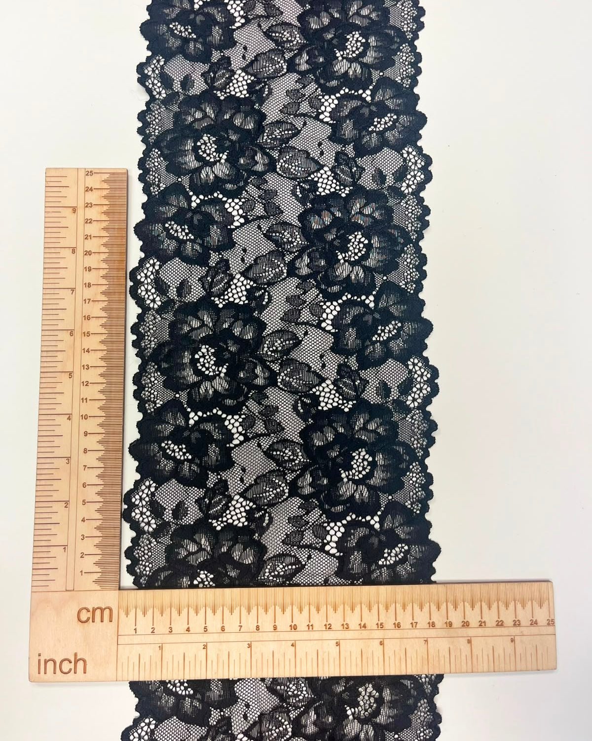 Image de dentelle florale extensible 18 cm-noire – disponible en ligne chez Šarlotes audumi