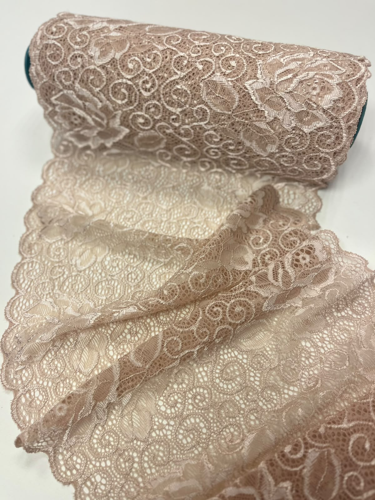 Image de dentelle florale extensible 21 cm-nude – disponible en ligne chez Šarlotes audumi