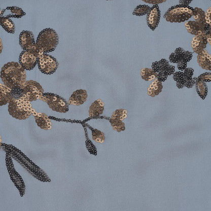 Tissu satiné extensible avec broderie florale et paillettes bleues, noires et dorées, disponible en ligne chez Šarlotes audumi