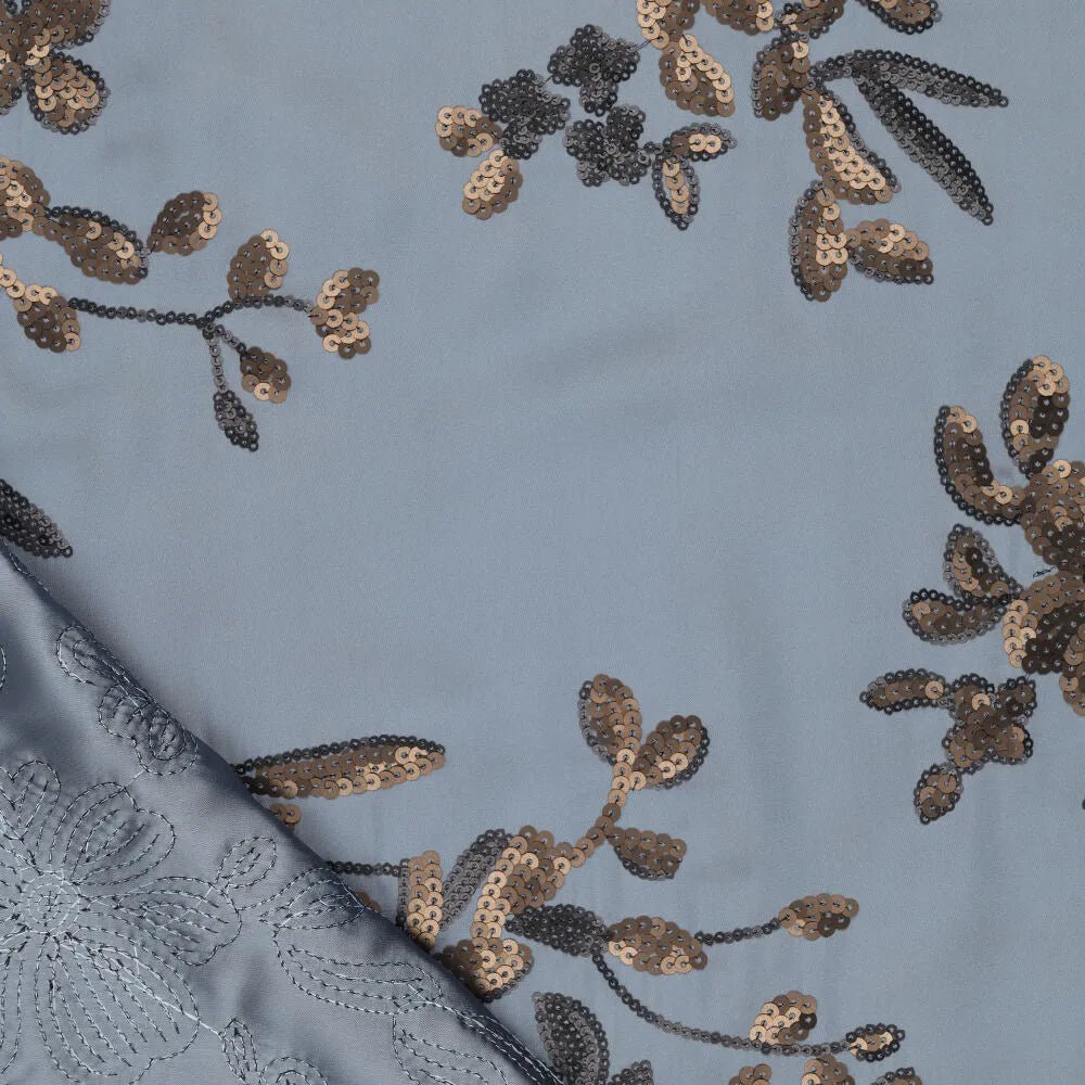 alt
Image de tissu satiné souple avec broderies florales et paillettes bleu, noir et doré – disponible en ligne chez Charlotte’s Fabrics