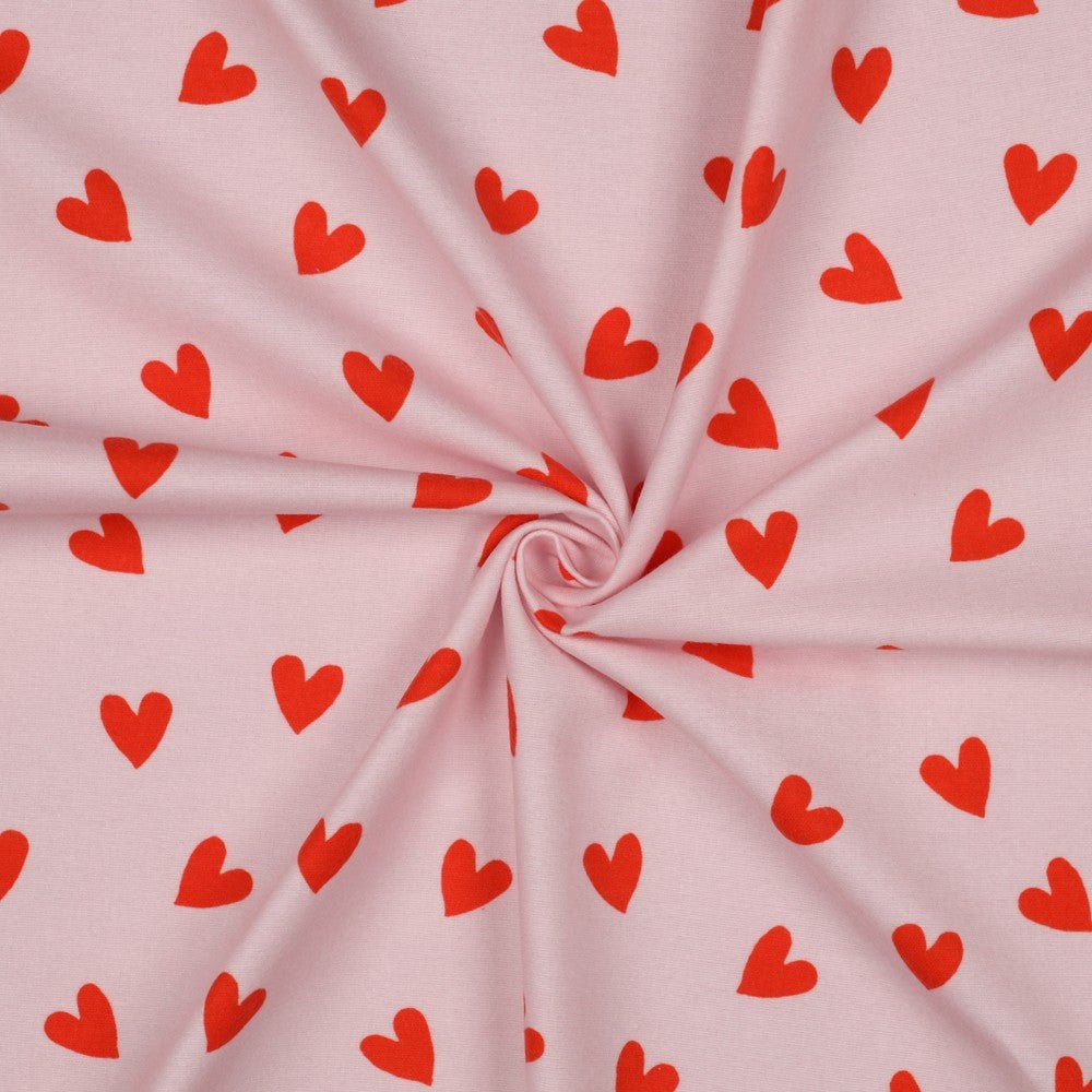 Image de flanelle - petits cœurs rouges sur fond rose 165 g/m² – disponible chez Šarlotes audumi