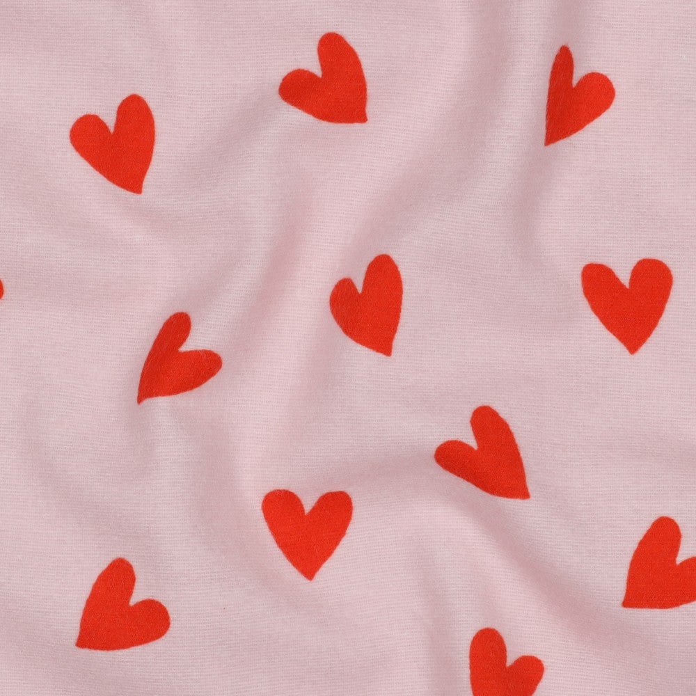 Image avec flanelle - petits cœurs rouges sur fond rose 165 g/m² – disponible chez Šarlotes audumi