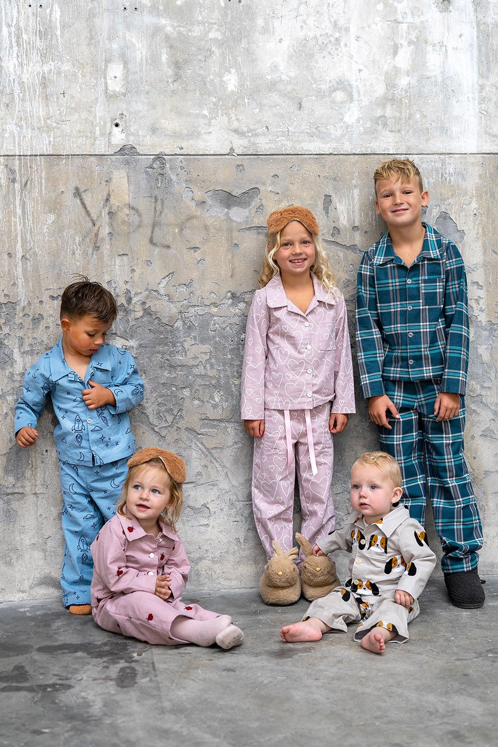 Flannel fabric with dogs 165 g/m² – available at Šarlotes audumi