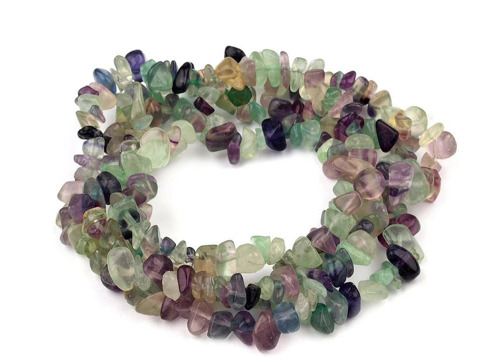 Image de perles en éclats de fluorite sur fil – disponible en ligne chez Šarlotes audumi