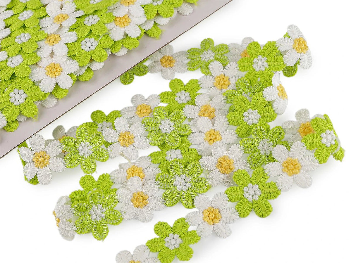 Image of floral guipure lace – light green and white, 30 mm – available online at Šarlotes audumi