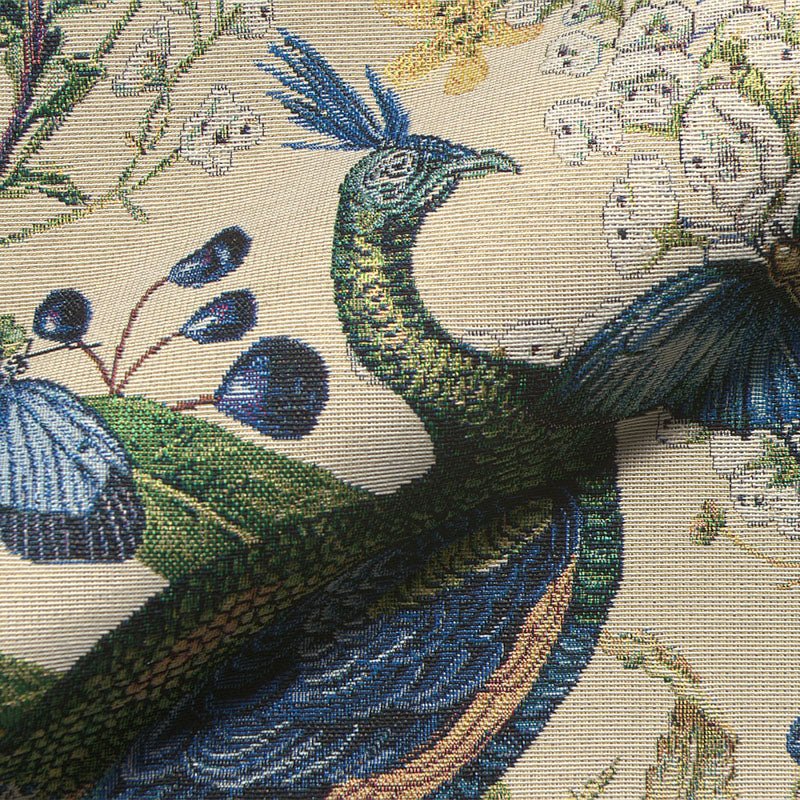 Image d’une tapisserie - paon sur fond clair 350 g/m² – disponible chez Šarlotes audumi