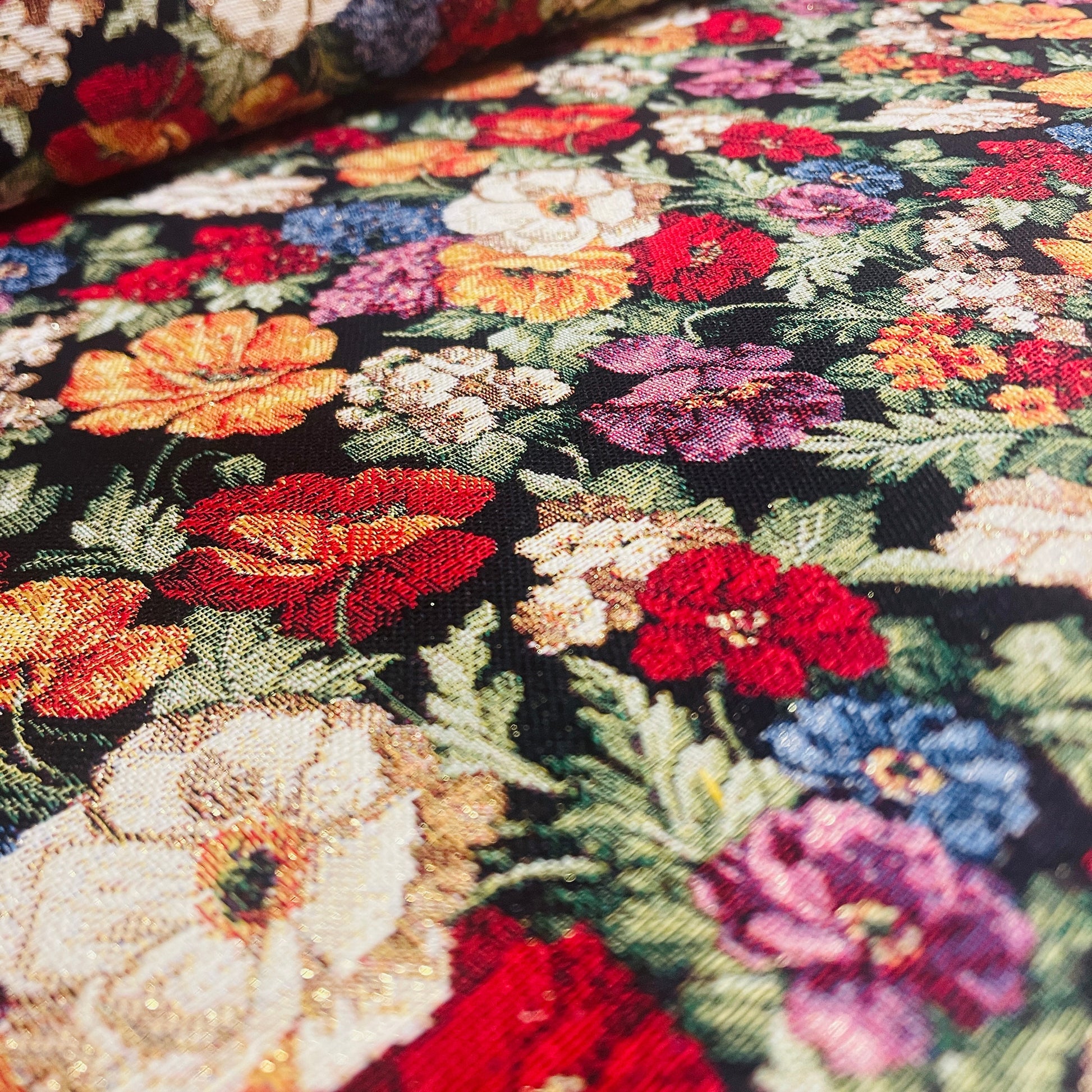 Image of a tapestry - floral motif with gold accents 350 g/m² – available at Šarlotes audumi