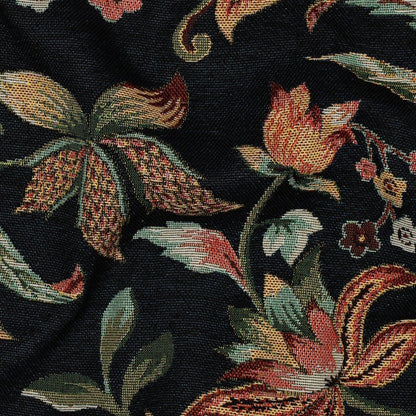 Image avec guirlande florale en tapisserie – disponible en ligne chez Šarlotes audumi