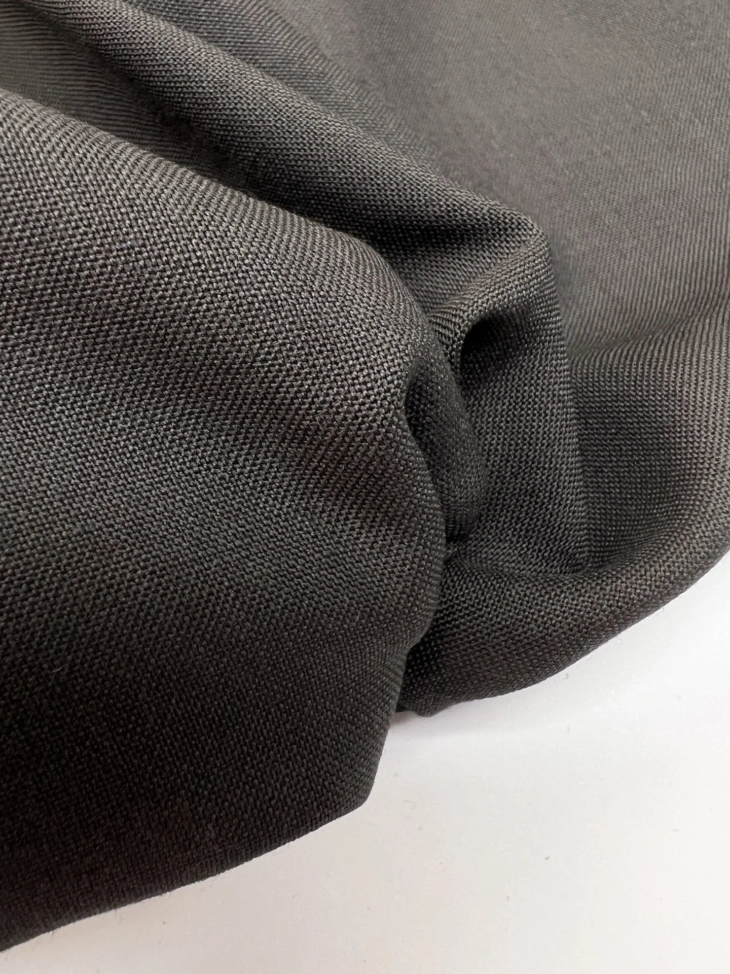 Tissu italien 100 % laine gris 150 g/m2 – disponible chez Šarlotes audumi