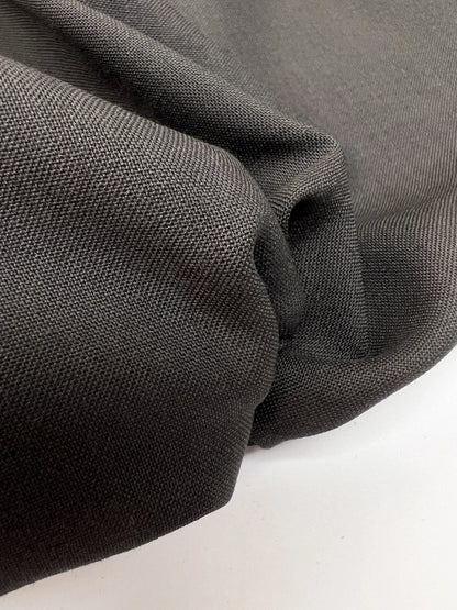 Tissu italien 100 % laine gris 150 g/m2 – disponible chez Šarlotes audumi