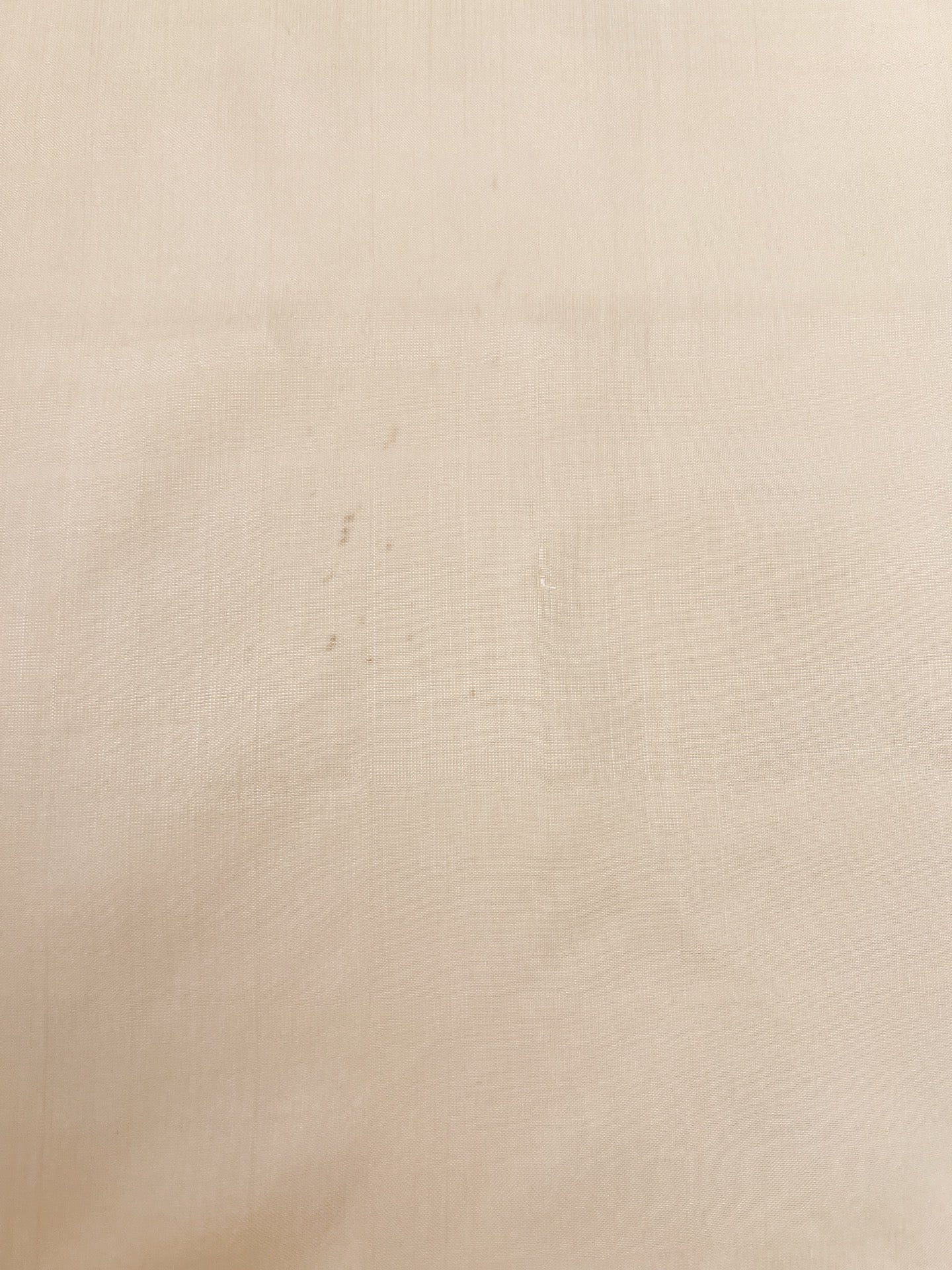 Image en tissu de soie italienne 100 % dans une teinte blanc crème – disponible en ligne chez Šarlotes audumi