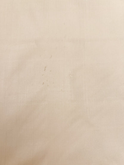 Image en tissu de soie italienne 100 % dans une teinte blanc crème – disponible en ligne chez Šarlotes audumi