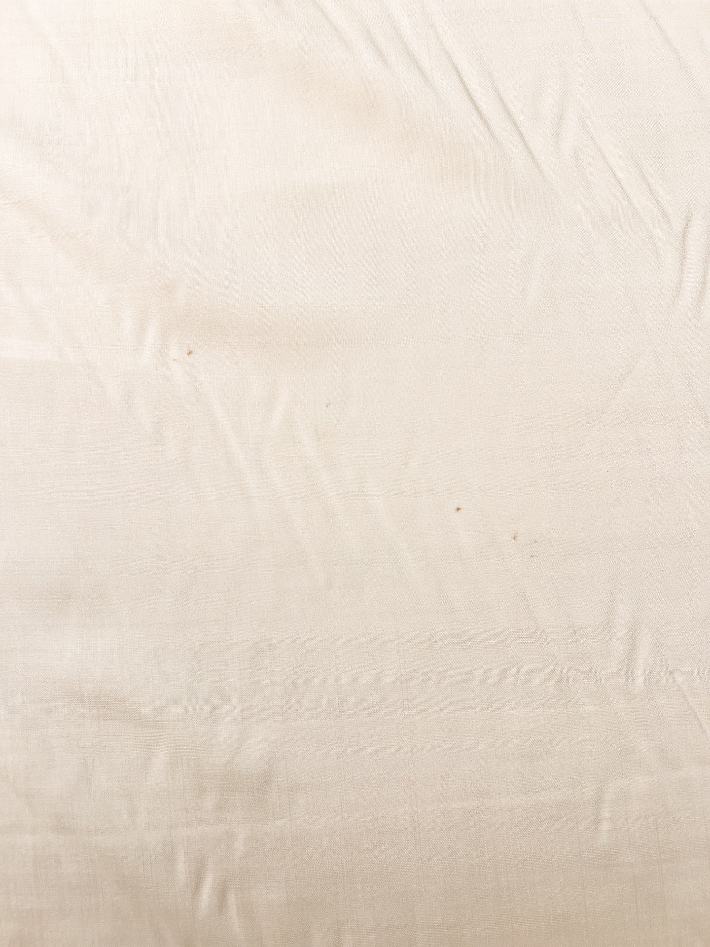 Tissu italien 100 % soie, blanc crème, disponible en ligne chez Šarlotes audumi