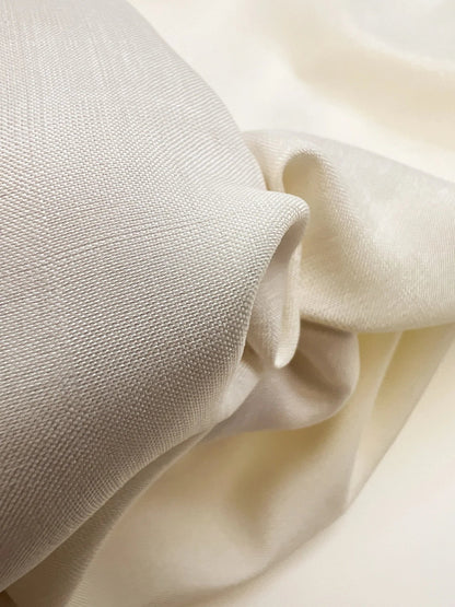 Image du tissu italien 100 % soie, blanc crème – disponible en ligne chez Šarlotes audumi