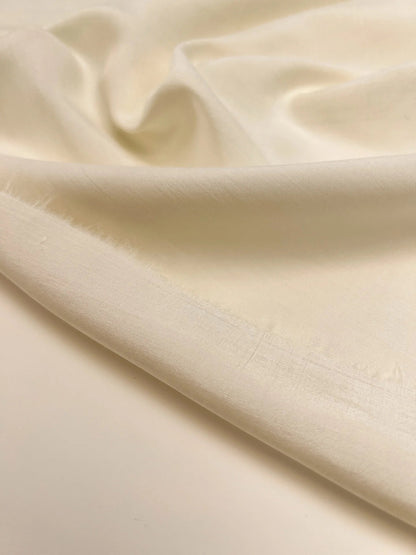 Image d'un tissu en soie italienne 100 % blanc crème – disponible en ligne chez Šarlotes audumi