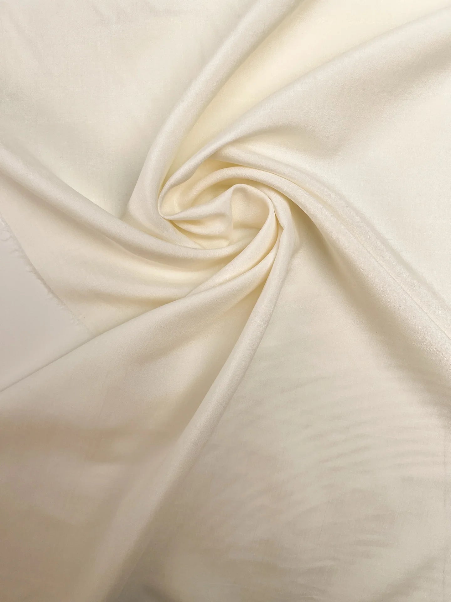 Image de tissu 100 % soie italienne, blanc crème – disponible en ligne chez Šarlotes audumi
