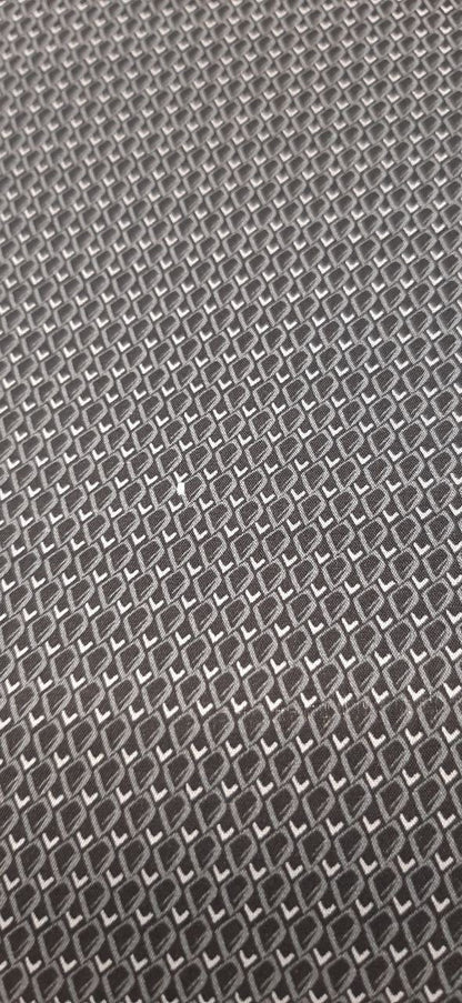 alt
Image of Italian-printed cotton poplin fabric – grey geometric pattern | 100% cotton | 100 g/m² | 147 cm – available at Šarlotes audumi