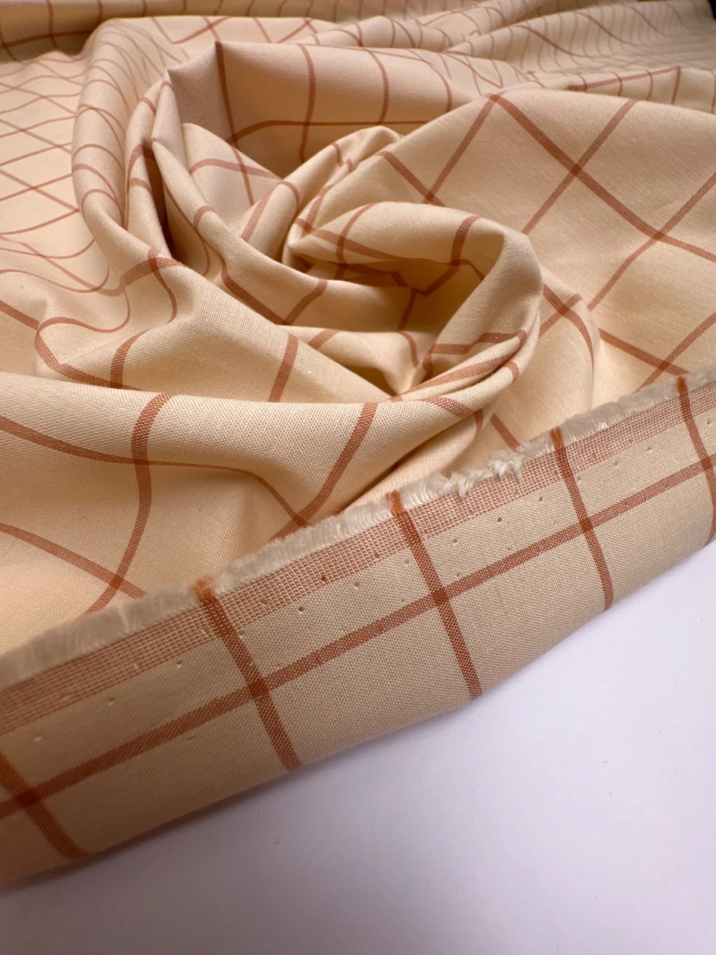 Tissu en coton italien à carreaux marron-beige, 125 g/m², 149 cm – disponible chez Šarlotes audumi