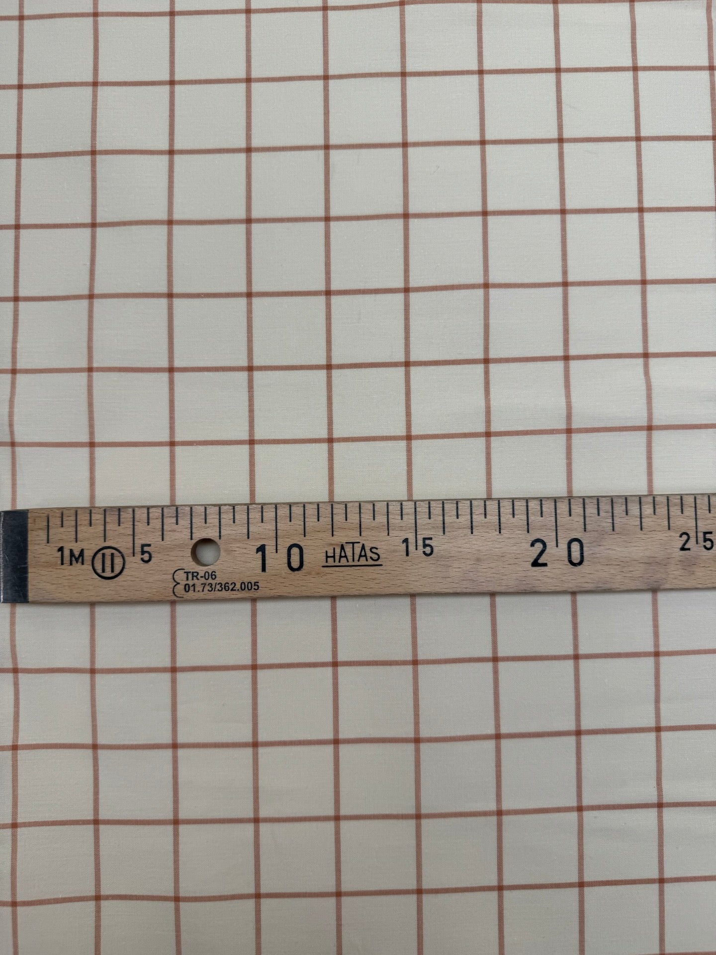 Image d’un tissu en coton italien à carreaux marron et beige | 125 g/m², 149 cm – disponible chez Šarlotes audumi