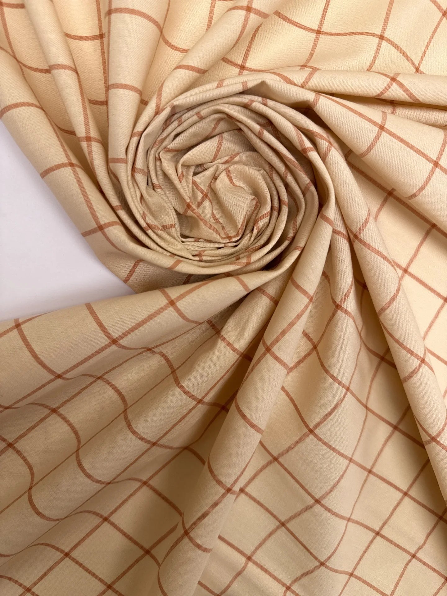 Image d'un tissu italien en coton à carreaux brun-beige | 125 g/m², 149 cm – disponible chez Šarlotes audumi