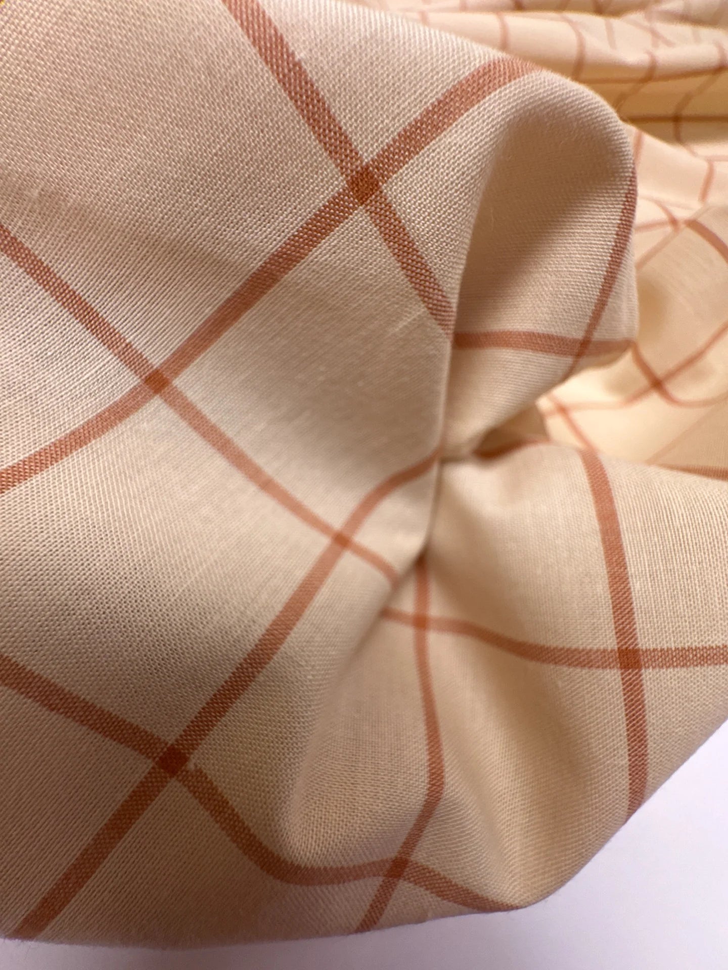 Image de tissu en coton italien à carreaux brun-beige | 125 g/m², 149 cm – disponible chez Šarlotes audumi