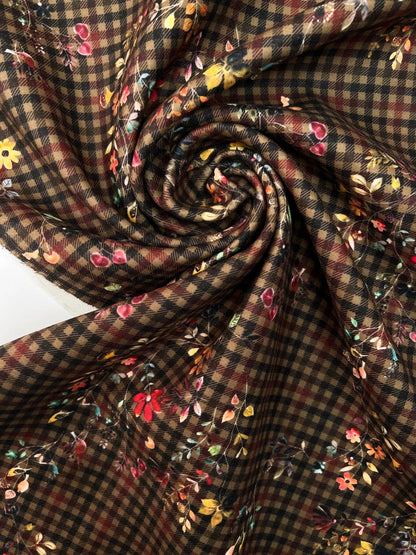 Image d'un tissu tweed italien pour manteaux – carreaux avec fleurs | 50 % polyamide, 50 % polyester | 480 g/m² | 148 cm – disponible chez Šarlotes audumi