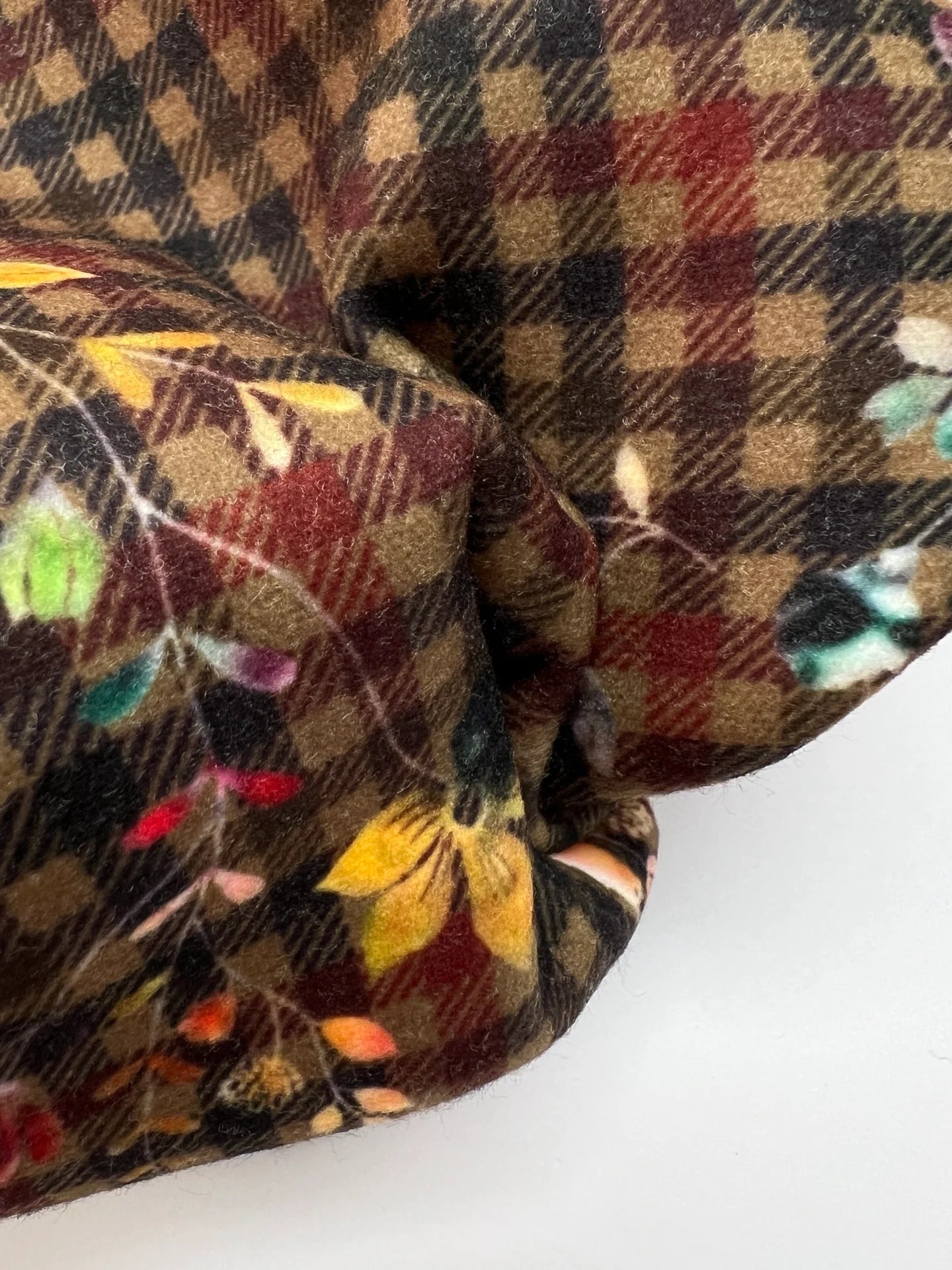 Image d’un tissu tweed italien pour manteaux – carreaux à fleurs | 50 % polyamide, 50 % polyester | 480 g/m² | 148 cm – disponible chez Šarlotes audumi