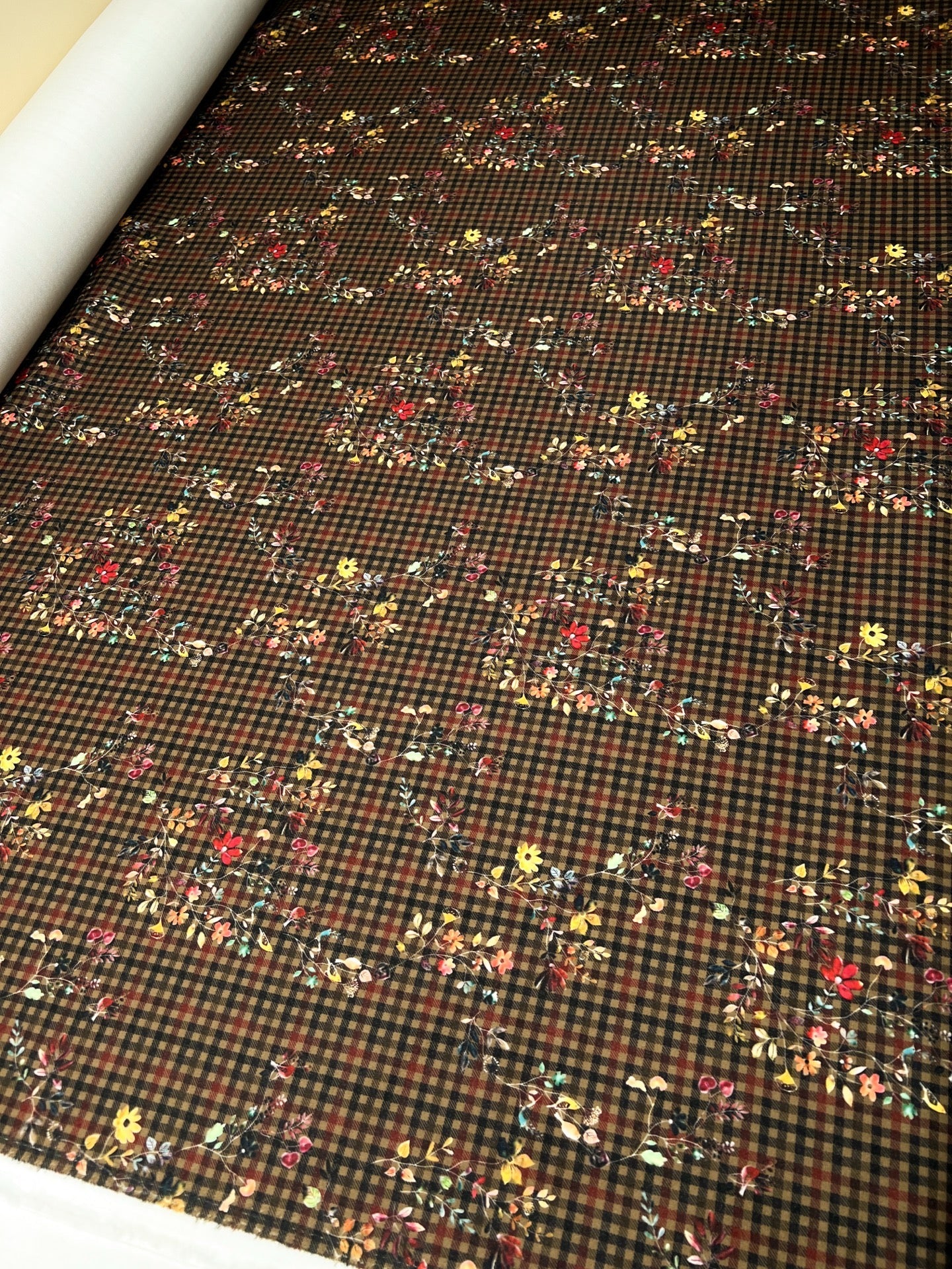 Image d’un tissu tweed italien pour manteaux – carreaux à fleurs | 50 % polyamide, 50 % polyester | 480 g/m² | 148 cm – disponible chez Šarlotes audumi
