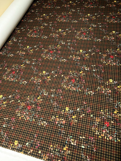 Image d’un tissu tweed italien pour manteaux – carreaux à fleurs | 50 % polyamide, 50 % polyester | 480 g/m² | 148 cm – disponible chez Šarlotes audumi