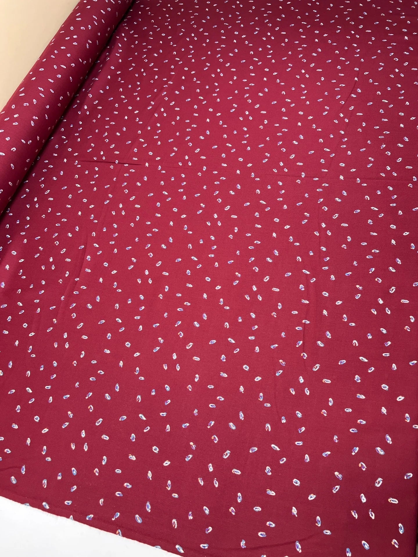 Image du tissu sergé italien bordeaux à motif fin – disponible en ligne chez Šarlotes audumi