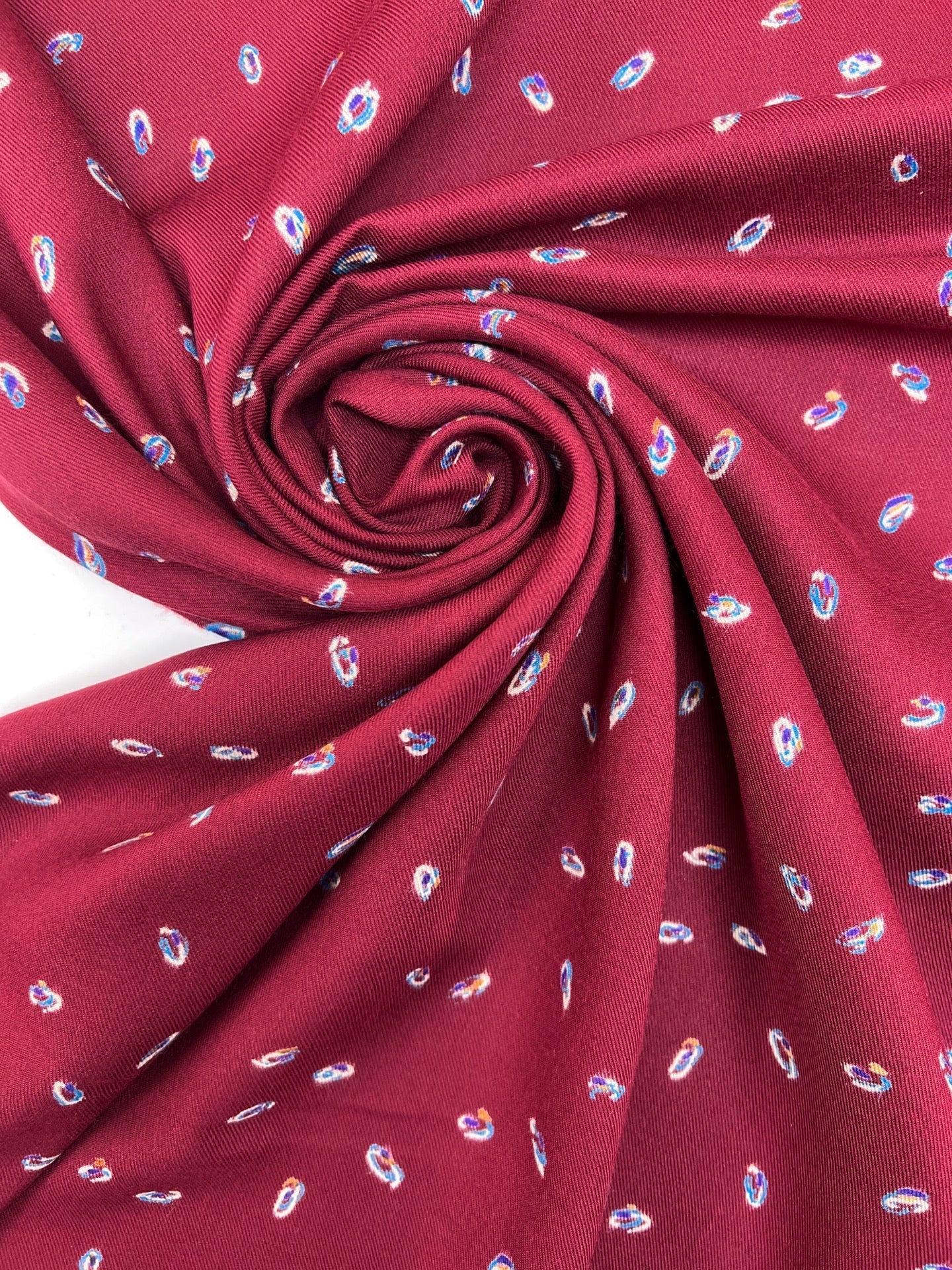 Image d’un tissu sergé italien bordeaux à motif fin – disponible en ligne chez Šarlotes audumi
