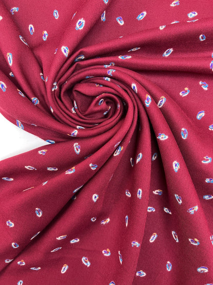 Image d’un tissu sergé italien bordeaux à motif fin – disponible en ligne chez Šarlotes audumi