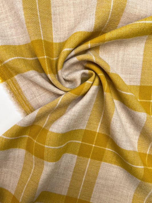 Attēls ar Itālijas vilnas un alpakas audums rūtainā rakstā sinepju dzeltenos toņos – pieejams internetā Šarlotes audumi