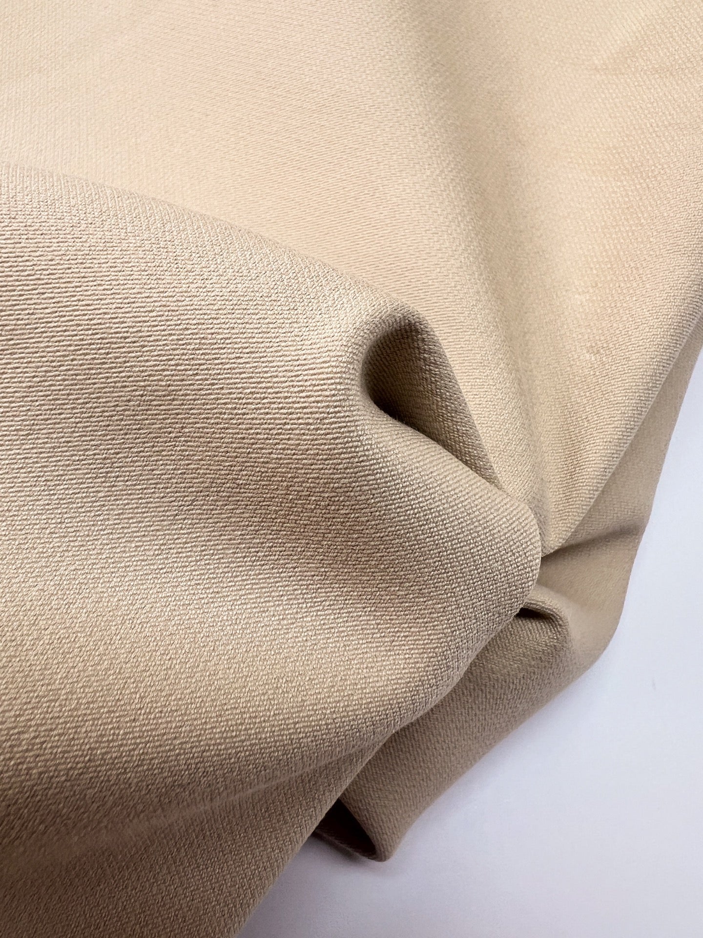 Image du tissu de costume en sergé de viscose italien – beige | 49% viscose, 40% soie, 11% polyamide | 220 g/m² | 147 cm – disponible chez Šarlotes audumi